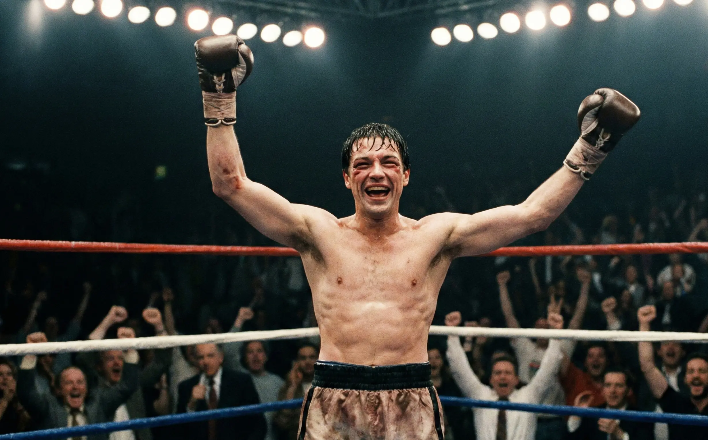 Underdog-Boxer hebt siegreich die F&auml;uste im Ring