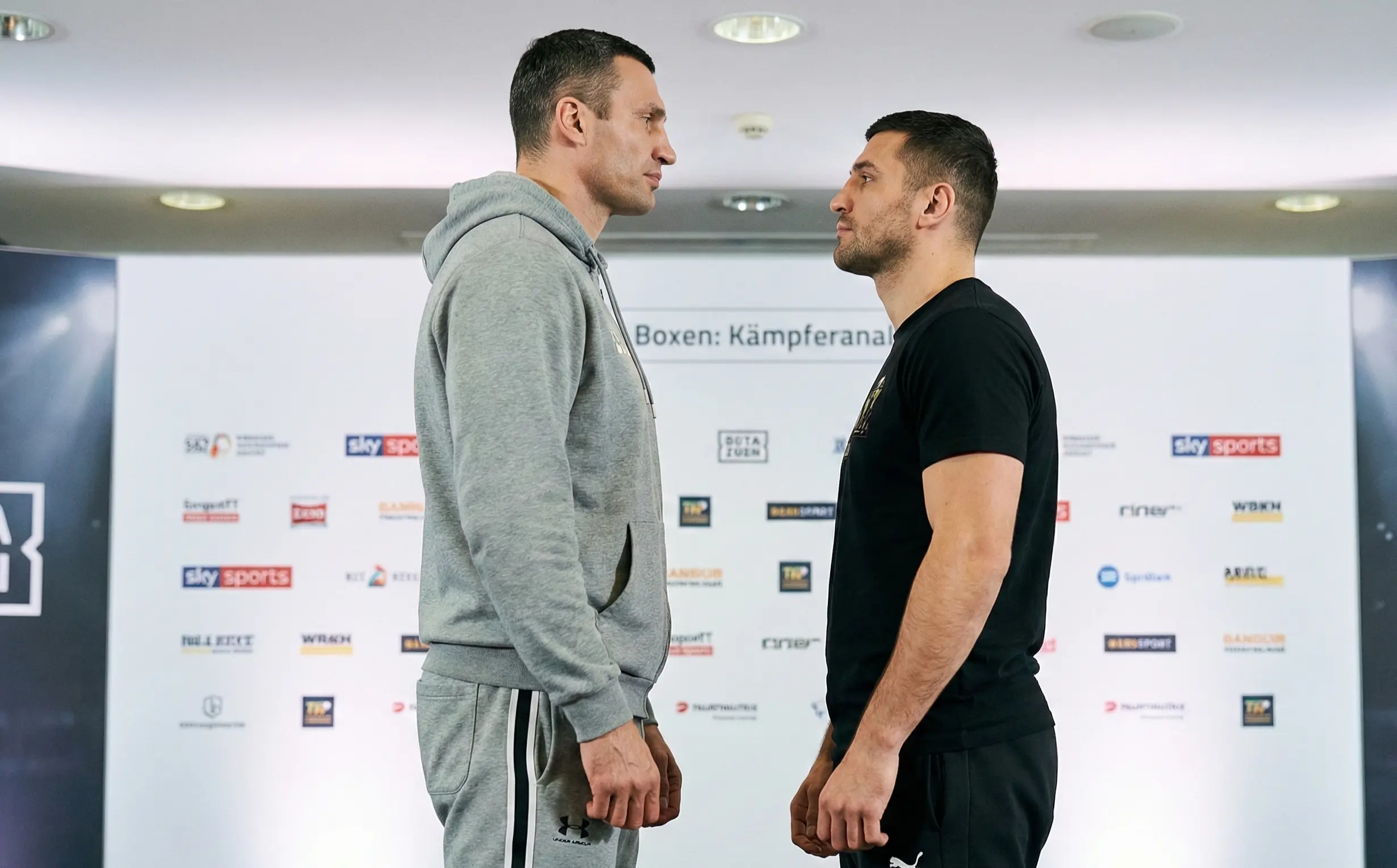 Zwei Boxer im Staredown vor dem Kampf