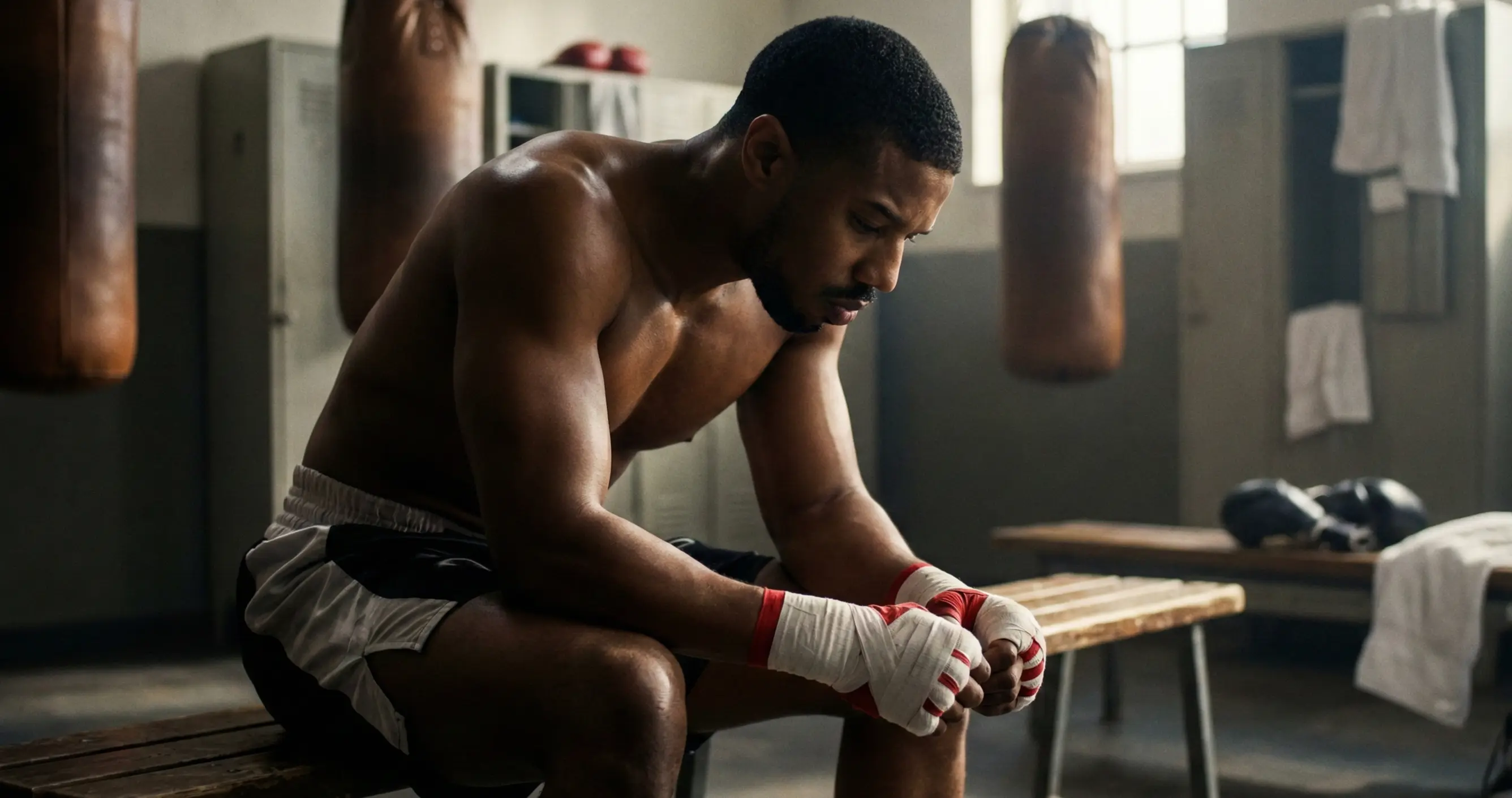 Boxer bereitet sich konzentriert auf den Kampf vor