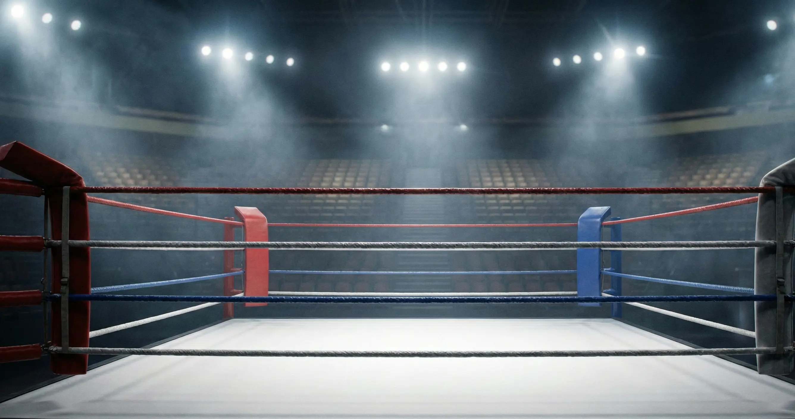 Professioneller Boxring in großer Arena mit Beleuchtung