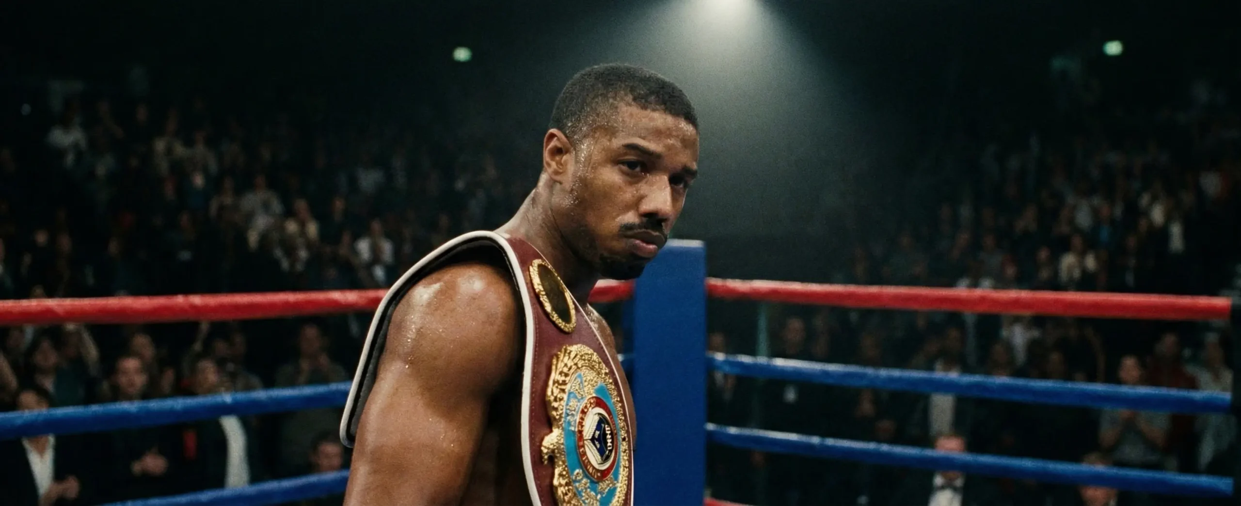 Boxer im Rampenlicht eines professionellen Boxrings vor dem Kampf